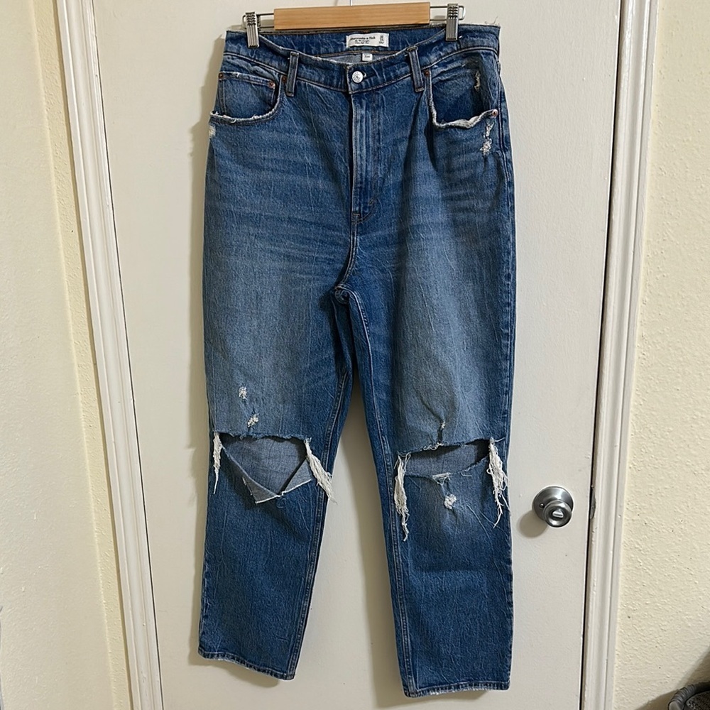 EUC Abercrombie and Fitch Curve Love 90s‎ Straight Ultra High Rise Jeans Ripped